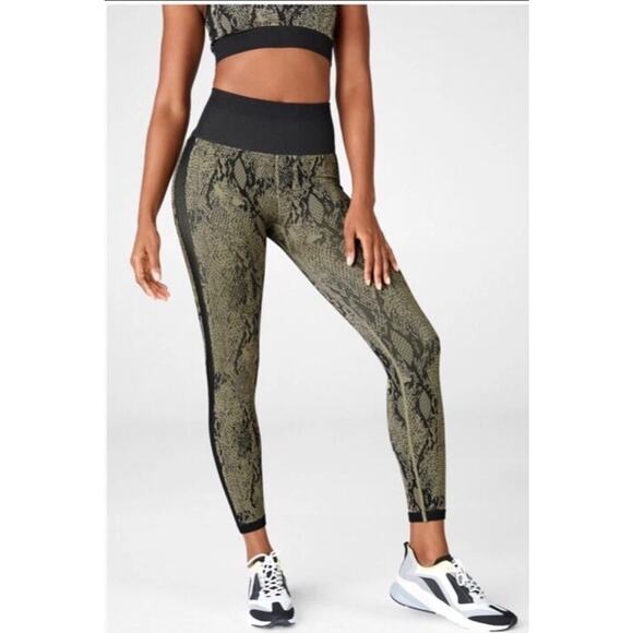 “Fabletics Star Legging M – Snake Print • High-Rise • Sculpting Activewear” - Picture 1 of 9